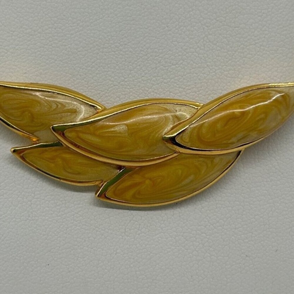 Napier Necklace Beige Enamel On Gold-tone Metal Choker Spring Ring Vintage 16 In